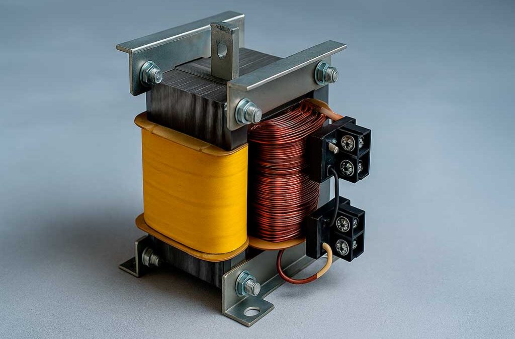 Qué es un transformador eléctrico y cómo funciona en la práctica